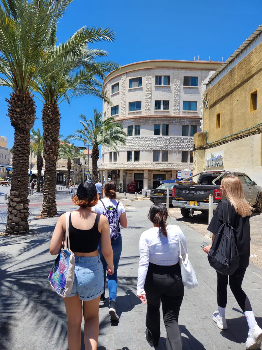 קבוצת שחקנים מתקדמת במסלול Quest City בעיר התחתית בחיפה