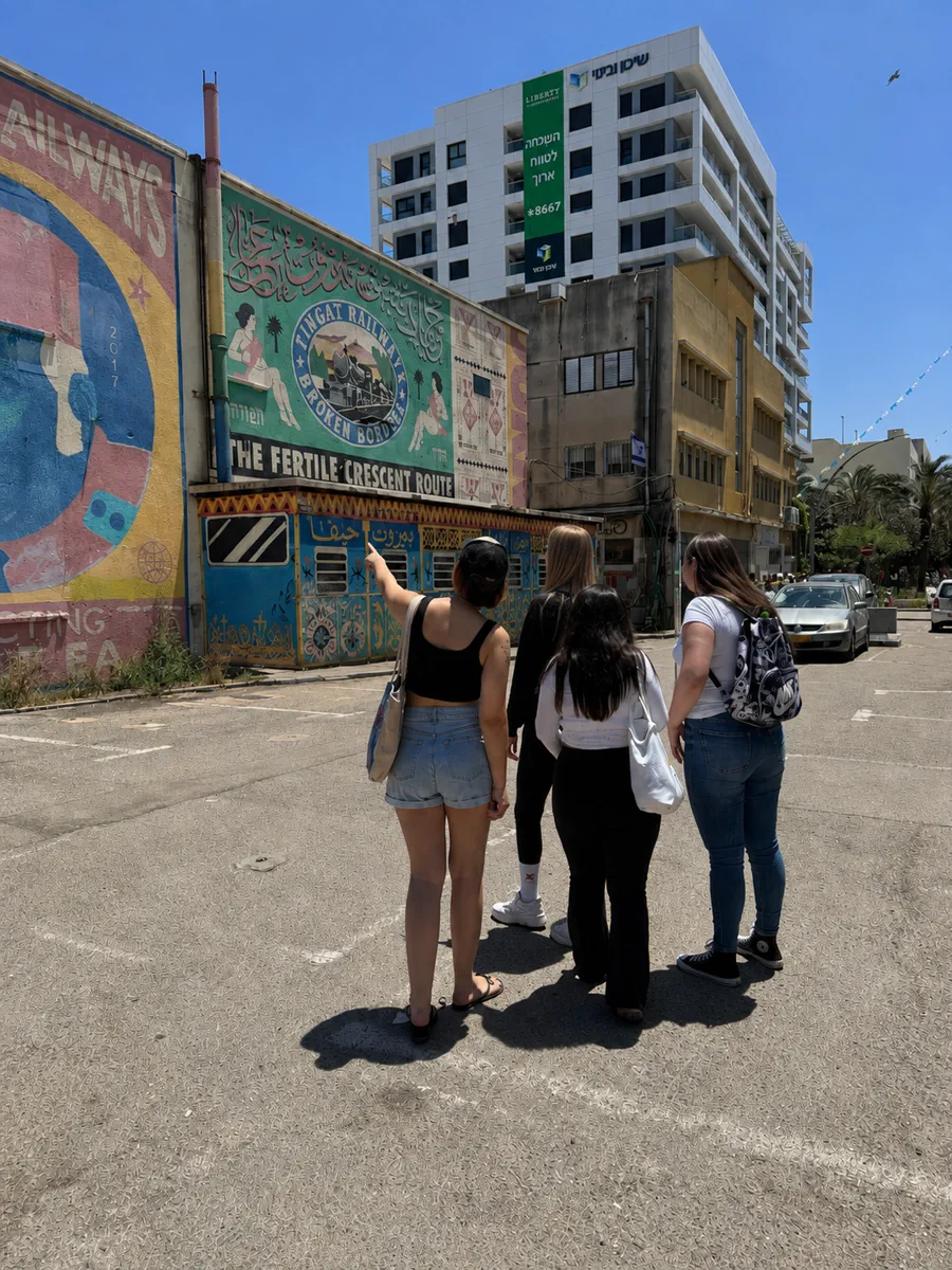 קבוצת Quest City מחפשת רמז ליד ציור קיר בעיר התחתית בחיפה